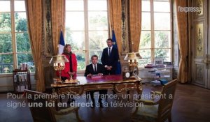 Macron signe la loi de moralisation en direct, une première un peu ratée