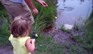 Je veux bien pecher mais compte pas sur moi pour toucher le poisson... Fillette adorable