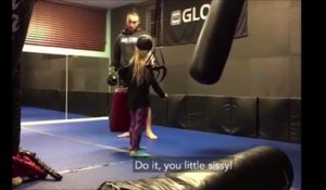 Une fillette demande à un champion de kick boxing de lui mettre un gros coup de pied...