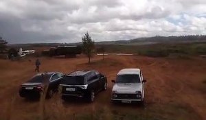 Un hélicoptère russe tire accidentellement à quelques mètres du cameraman