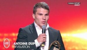 Antoine Dupont reçoit le prix de la "Révélation de l'année" à la Nuit du Rugby