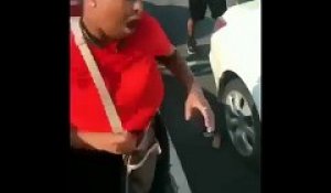 Une femme agent de sécurité se fait arracher sa perruque lors d'une bagarre avec une élève