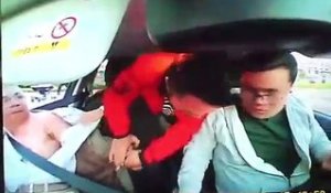 Un chauffeur braqué par des passagers ne se laisse pas faire !