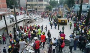 Les secouristes toujours au travail à l'école de Mexico