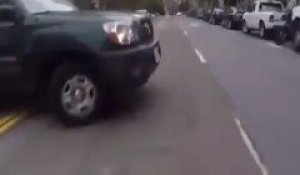 Cette femme à moto se fait percuter par un chauffard qui vient lui couper la route
