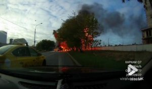 Explosion d'une bouteille de gaz lors d'un incendie de voitures !! Impressionant !