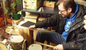 Ce batteur professionnel joue sur une batterie pour enfant !