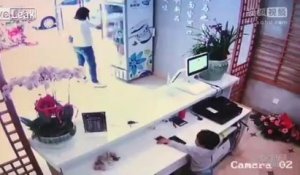 Elle envoie son enfant de 4 ans voler le téléphone portable d'un employé d'un magasin en Chine