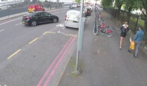 Un homme distrait par une femme dans la rue (Londres)