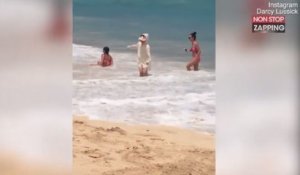Alors qu’elle pose en bikini sur la plage, elle se fait balayer par une énorme vague (Vidéo)