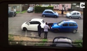 Ce gars bouge une voiture à la main parce qu'elle le gène...