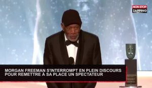 Morgan Freeman s’interrompt en plein discours pour remettre un invité à sa place (Vidéo)