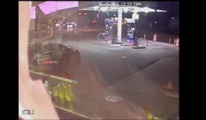 Un homme brûle dans l'explosion de sa voiture dans une station essence à NY