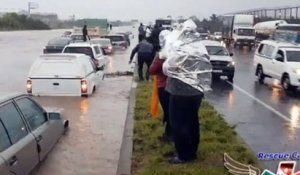 Afrique du Sud : la ville de Durban sous les eaux après le passage d'une violente tempête