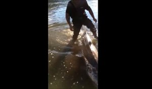 Ce pécheur sort un esturgeon de plus de 3m dans une rivière Canadienne