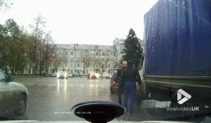 Un camionneur contre un automobiliste lors d'un road rage hilarant en Russie !