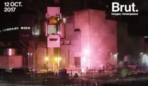 Des militants Greenpeace tirent des feux d'artifices dans une centrale nucléaire