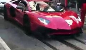 Un idiot saute sur une Lamborghini Aventador juste pour s'amuser et se fait corriger !