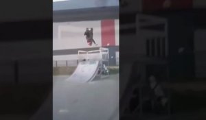 il fait du scooter dans un skatepark