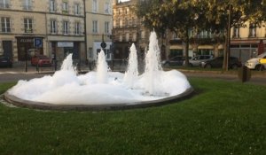 Bain moussant à la fontaine de la place Desmeulles