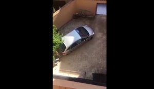 Un automobiliste voulait sortir de sa cour mais il finit par détruire sa voiture !