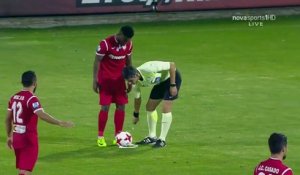 Un joueur de foot essuie le spray de l’arbitre... sur l'arbitre