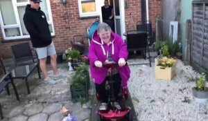 Quand mamie teste son nouveau scooter electrique et fini sous une voiture... Oups