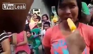 Un étrange concours de sucage de glace filmé aux Philippines