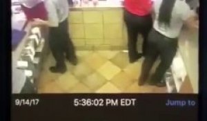 un employé d’un fast-food se rate en voulant remplir du ice tea
