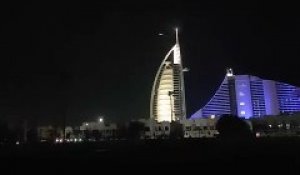 Une boule de feu traverse le ciel de Dubaï.