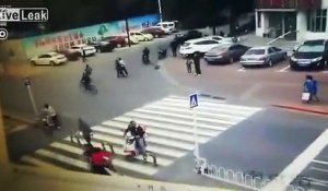 Ce motard à l'arrêt assommé par un panneau de passage piéton !