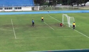 Un gardien de but célèbre la victoire un peu trop tôt