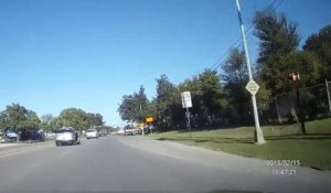 Une femme s'échappe d'une voiture de police en pleine route