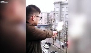 Un adolescent tire à balles réelles de son balcon