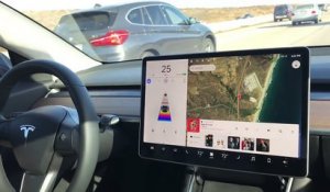 Une voiture Tesla en pilote automatique dans les embouteillages !