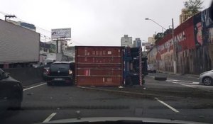 Ce camion se retourne au milieu de l'autoroute en plein trafic