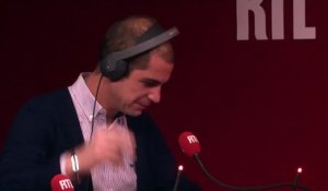 Les mises en scène d'Emmanuel Macron pour signer des lois - Le Surf de l'info