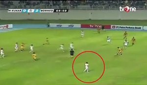 Indonésie : Un joueur de foot marque un but en réalisant un sprint phénoménale !