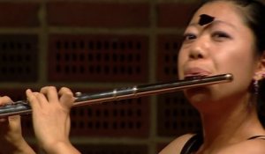 Un papillon vient se poser sur le nez d'une musicienne qui joue de la flute en plein concert !