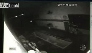 Il tombe dans la fosse remplie d'huile en essayant de braquer un garage