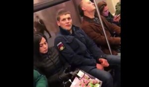 Ce gars a trouvé une technique imparable pour liberer de la place dans le métro... regardez!