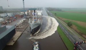 Mise à l'eau d'un navire de 7200 tonnes... Impressionnant