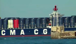 L'arrivée du plus grand porte conteneurs du monde dans le port de Marseille.