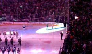 Le micro se coupe et les spectateurs terminent de chanter l'hymne avant un match de Hockey sur Glace !