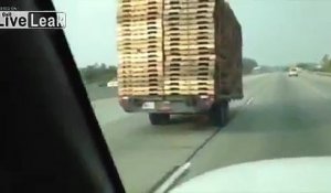 Cette remorque remplie de palettes roule sans son camion sur l'autoroute !