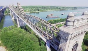 Un cycliste roule sur la structure d’un pont en acier à 20 mètres de haut en Roumanie