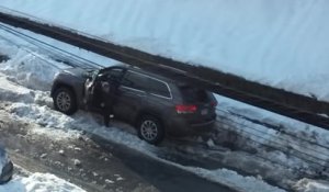 Un automobiliste bloqué dans la neige