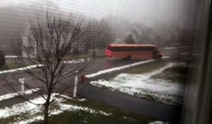 Un bus scolaire se retrouve dans une grosse galère en prenant une route verglacée
