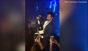 Un homme fait exploser un magnum de champagne qui vaut des milliers d'euros