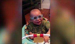 La réaction de ce bébé qui voit sa maman pour la première fois grâce à ses lunettes... Adorable !